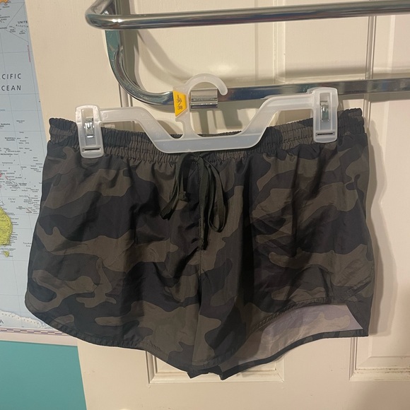 Old Navy camo shorts - Picture 1 of 2